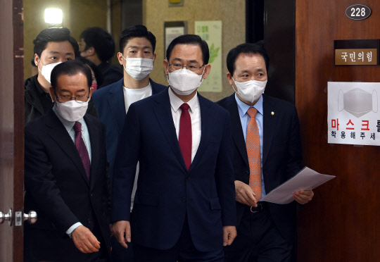 국민의힘 주호영 당 대표 권한대행 겸 원내대표(가운데),이종배 정책위의장 등이 26일 서울 여의도 국회에서 열린 비상대책위원회의에 입장하고 있다.[사진=연합뉴스]